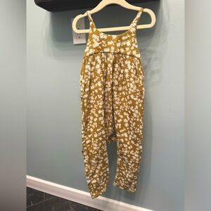 Rylee + Cru scattered daisy Gigi jumpsuit NWT- lined muslin fabric